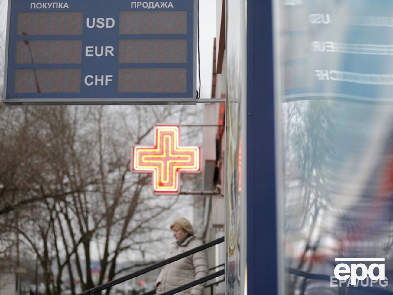 Доходы россиян продолжат падать, обещают власти РФ