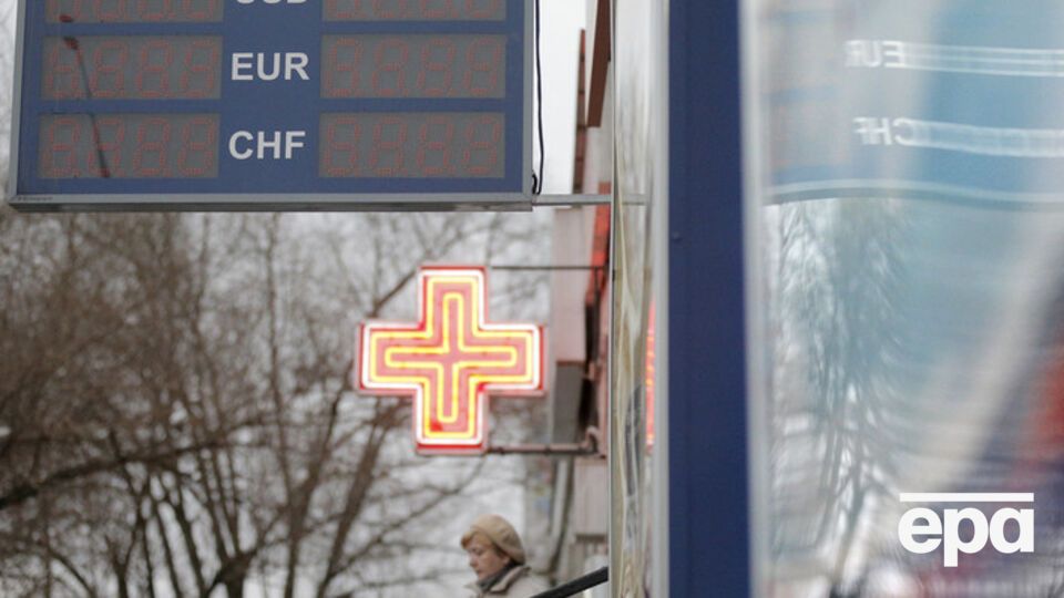 Доходы россиян продолжат падать, обещают власти РФ