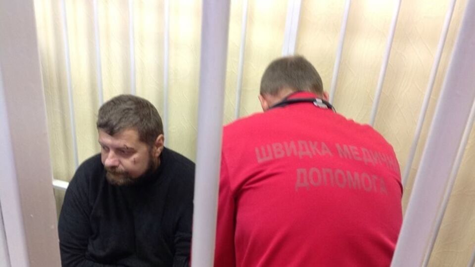 В здание суда прибыла "скорая"