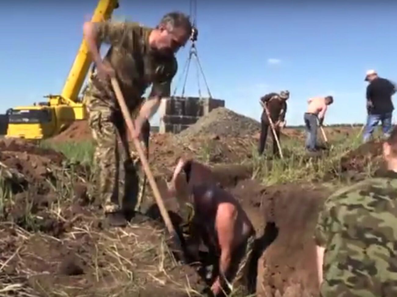Строительство оборонительных сооружений под Мариуполем