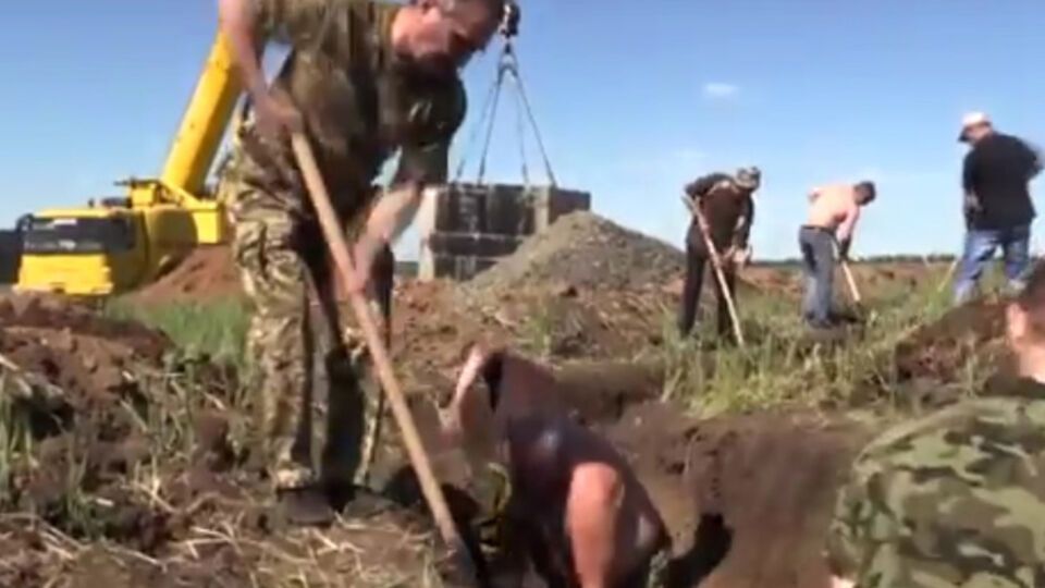 Строительство оборонительных сооружений под Мариуполем