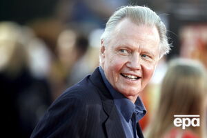 Кроме Джона Войта, в фильме играют Эдди Редмэйн, Элисон Судол, Дженн Мюррэй, Джемма Чан, Кармен Эджого, Колин Фаррелл, Кэтрин Уотерстон, Эзра Миллер, Дэн Фоглер, Элисон Судол, Дженн Мюррэй