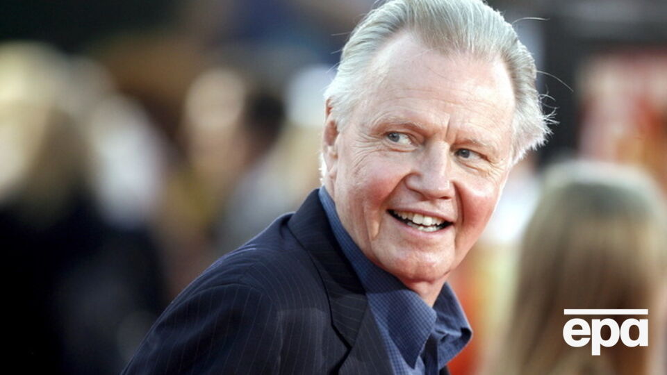 Кроме Джона Войта, в фильме играют Эдди Редмэйн, Элисон Судол, Дженн Мюррэй, Джемма Чан, Кармен Эджого, Колин Фаррелл, Кэтрин Уотерстон, Эзра Миллер, Дэн Фоглер, Элисон Судол, Дженн Мюррэй