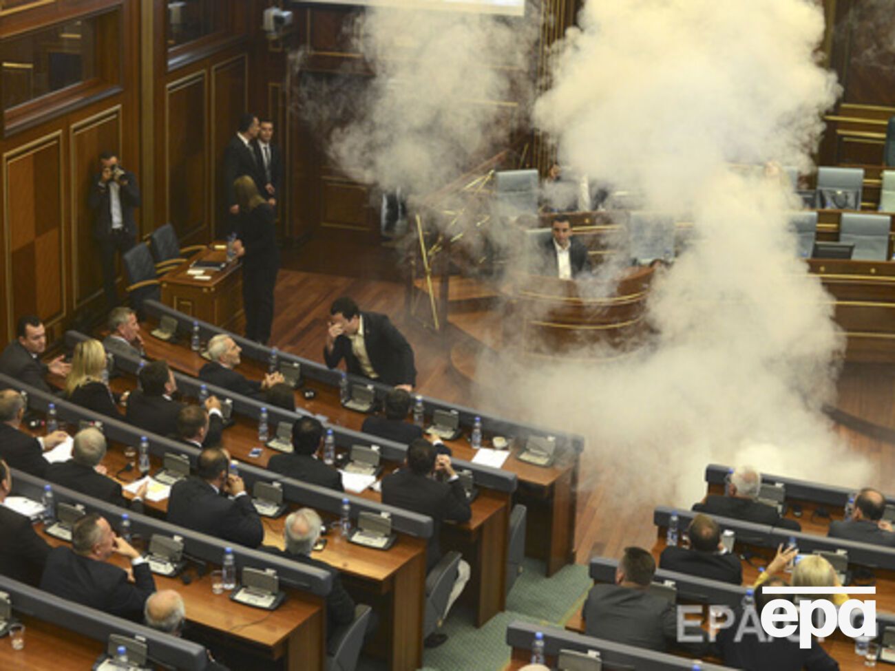 Дымовая граната в парламенте Косово
