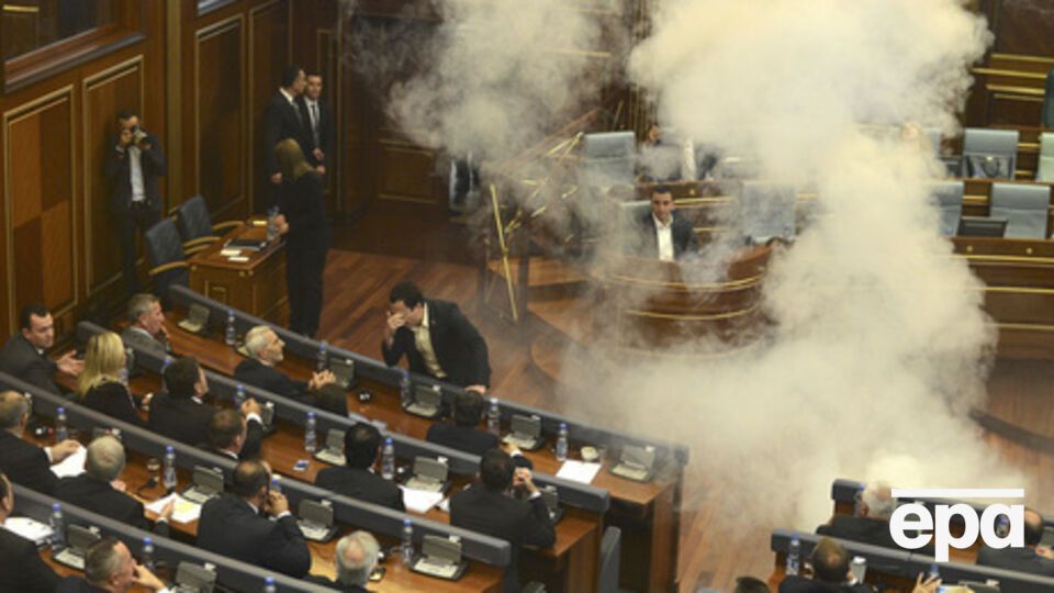 Дымовая граната в парламенте Косово