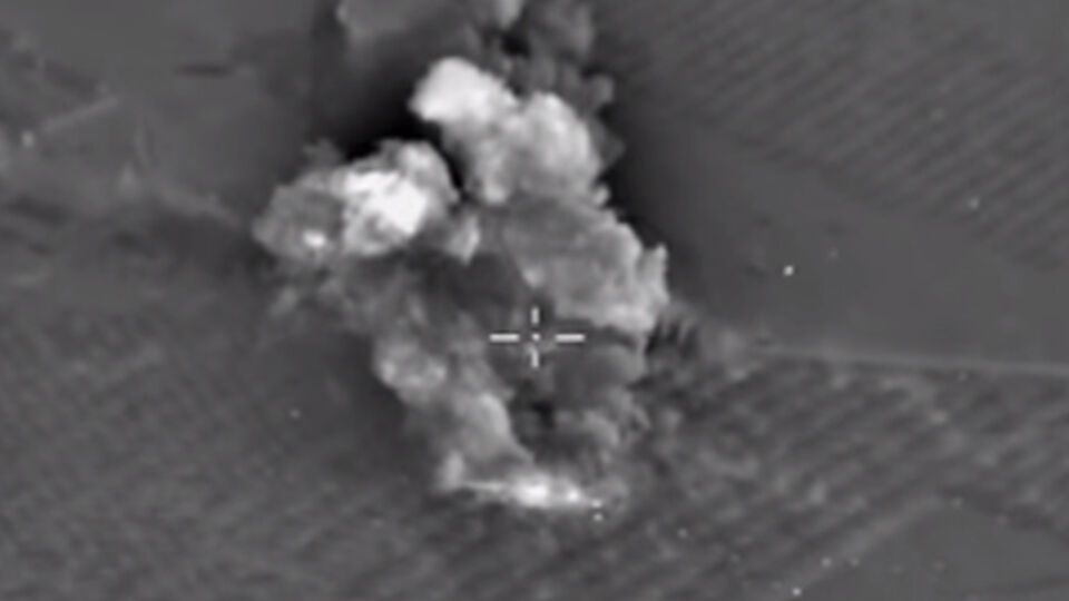 По информации Минобороны, бомбардировщики Су-24М и Су-34 атаковали опорные пункты боевиков в провинции Хомс, а штурмовики Су-25 и Су-34 нанесли удары по лагерям подготовки террористов в провинциях Хама и Ракка