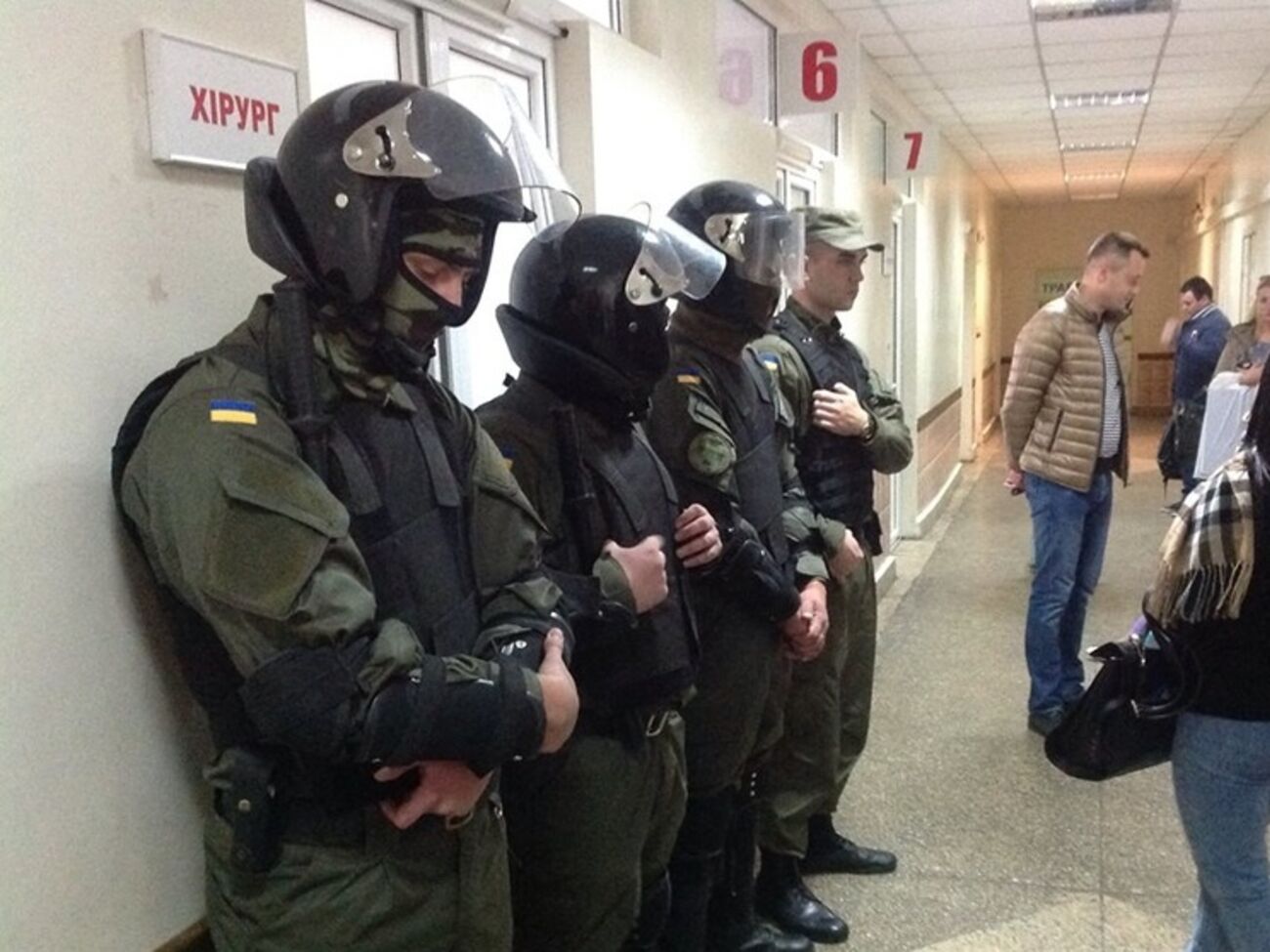В больнице дежурят правоохранители
