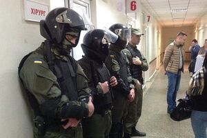 В больнице дежурят правоохранители