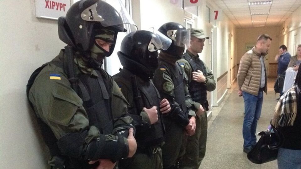В больнице дежурят правоохранители