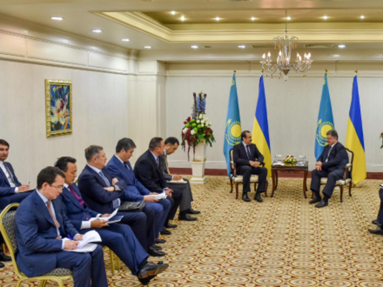 Порошенко впервые с официальным визитом в Казахстане