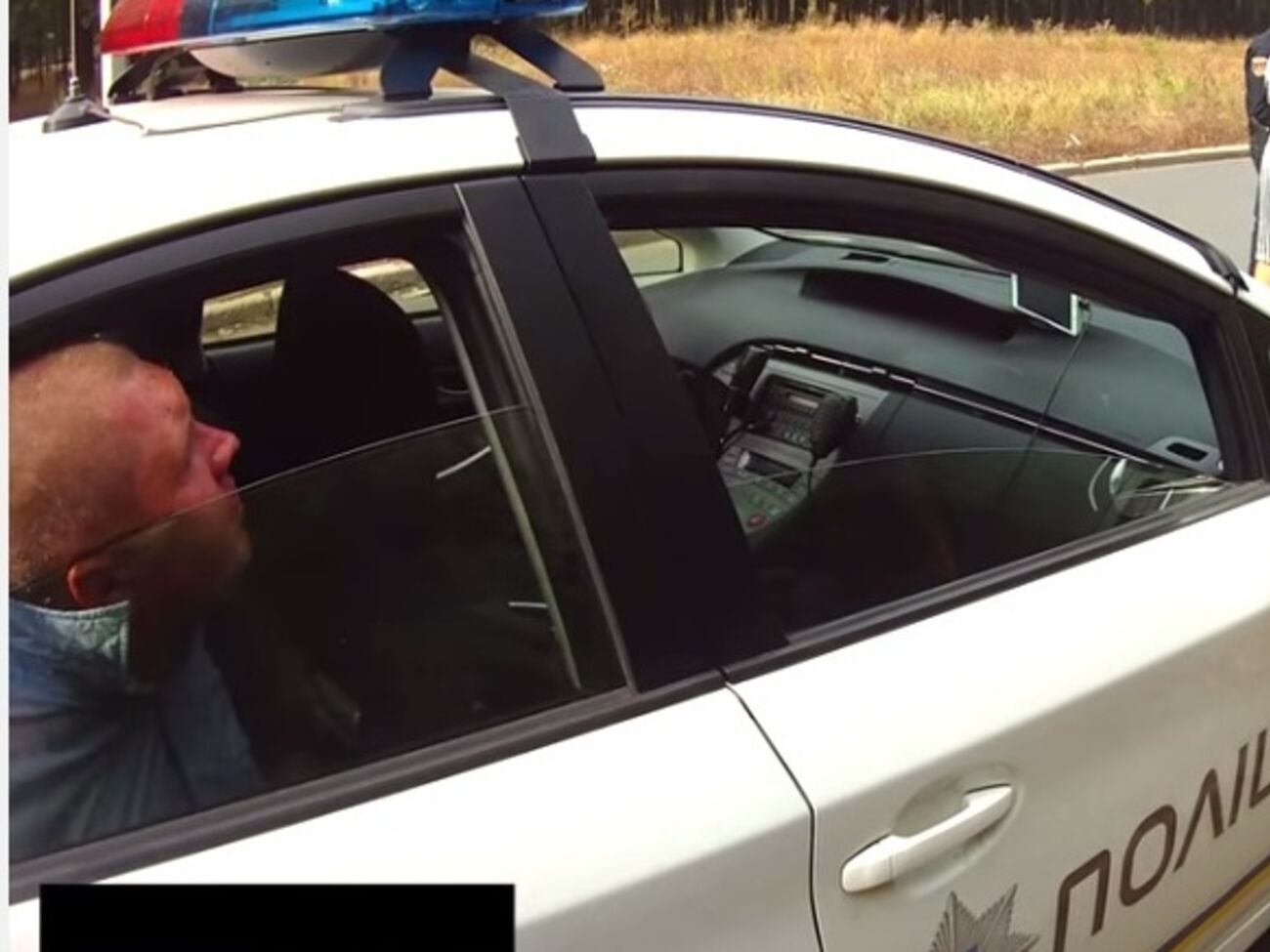 Депутат продолжал ругаться, уже находясь в наручниках в полицейской машине