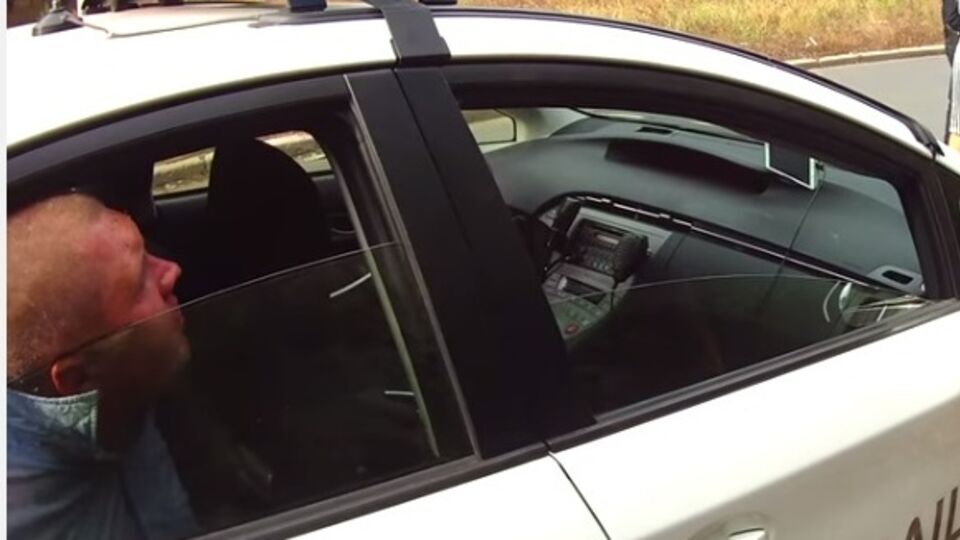 Депутат продолжал ругаться, уже находясь в наручниках в полицейской машине