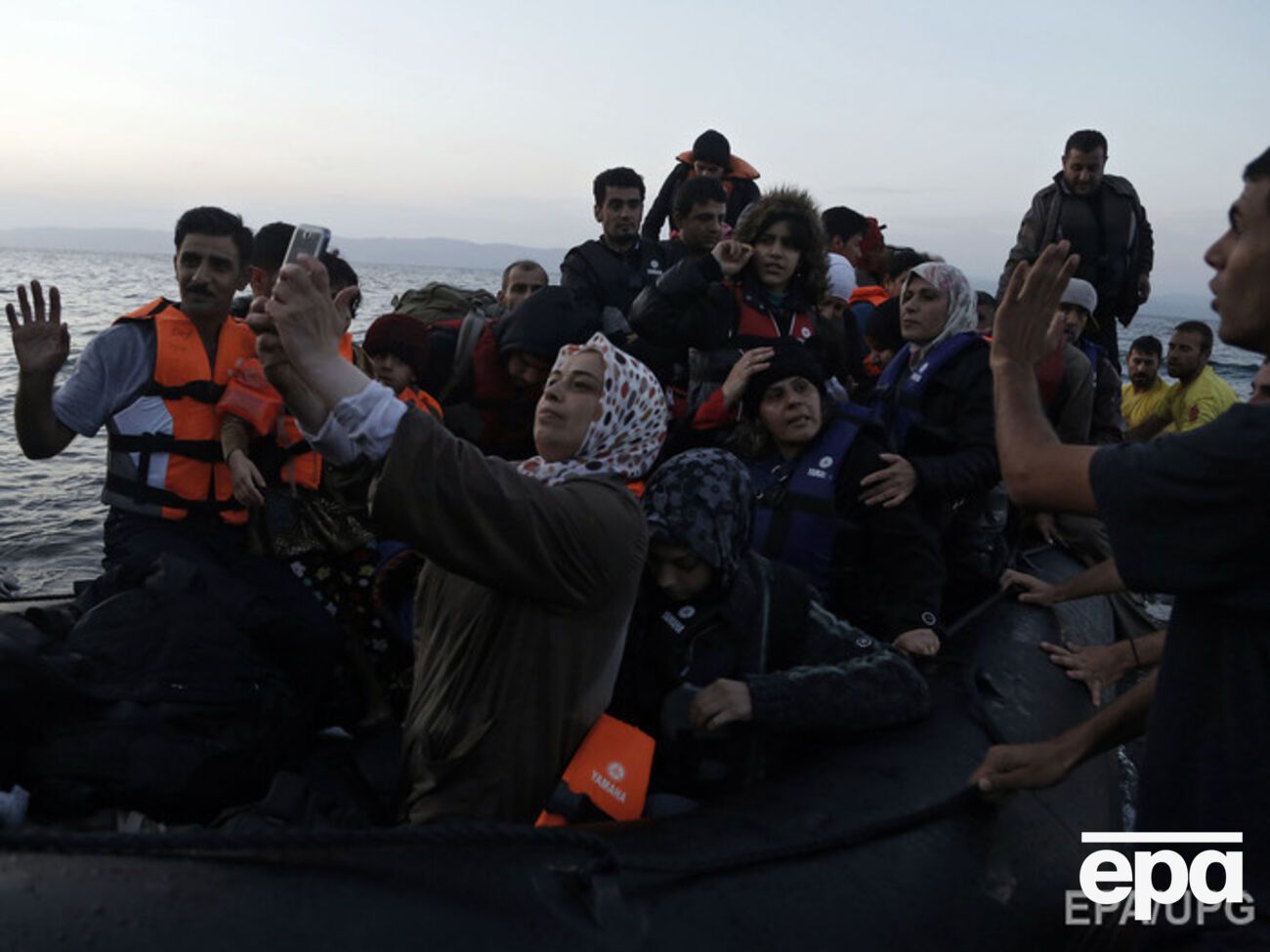 Беженцы из Сирии высаживаются на греческий остров Лесбос, куда, по данным ООН, в этом году прибыло более 200 тыс. мигрантов
