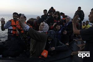 Беженцы из Сирии высаживаются на греческий остров Лесбос, куда, по данным ООН, в этом году прибыло более 200 тыс. мигрантов