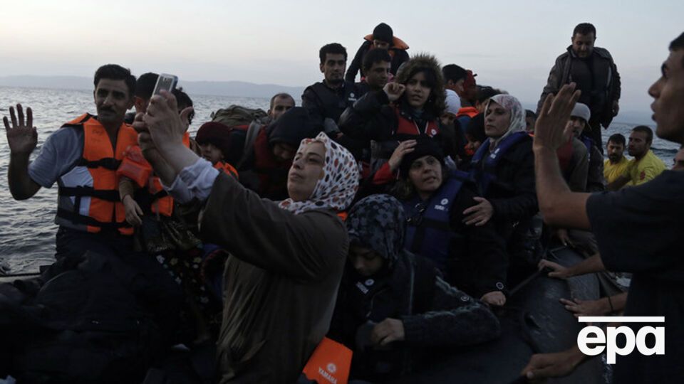 Беженцы из Сирии высаживаются на греческий остров Лесбос, куда, по данным ООН, в этом году прибыло более 200 тыс. мигрантов