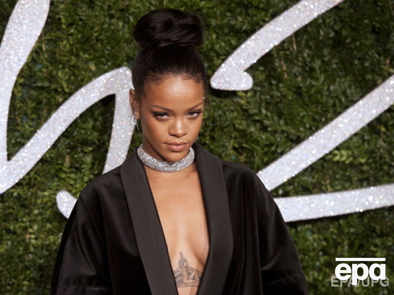 Рианна флиртует, но сдерживает себя