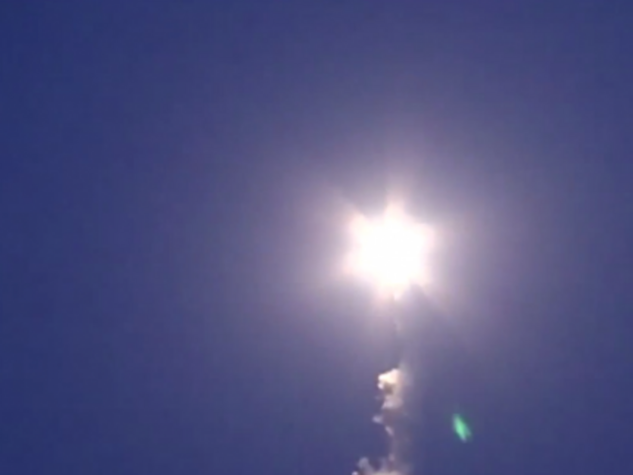 Запуск российской крылатой ракеты с корабля