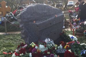 На памятнике Борису Немцову запечатлели дыры от выстрелов