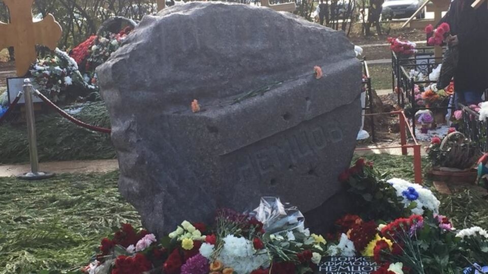 На памятнике Борису Немцову запечатлели дыры от выстрелов