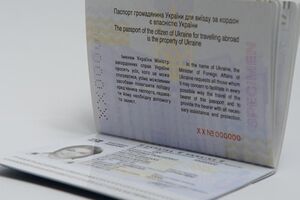 Первым в Украине получил биометрический паспорт президент Петр Порошенко. А за ним 660 тысяч его сограждан