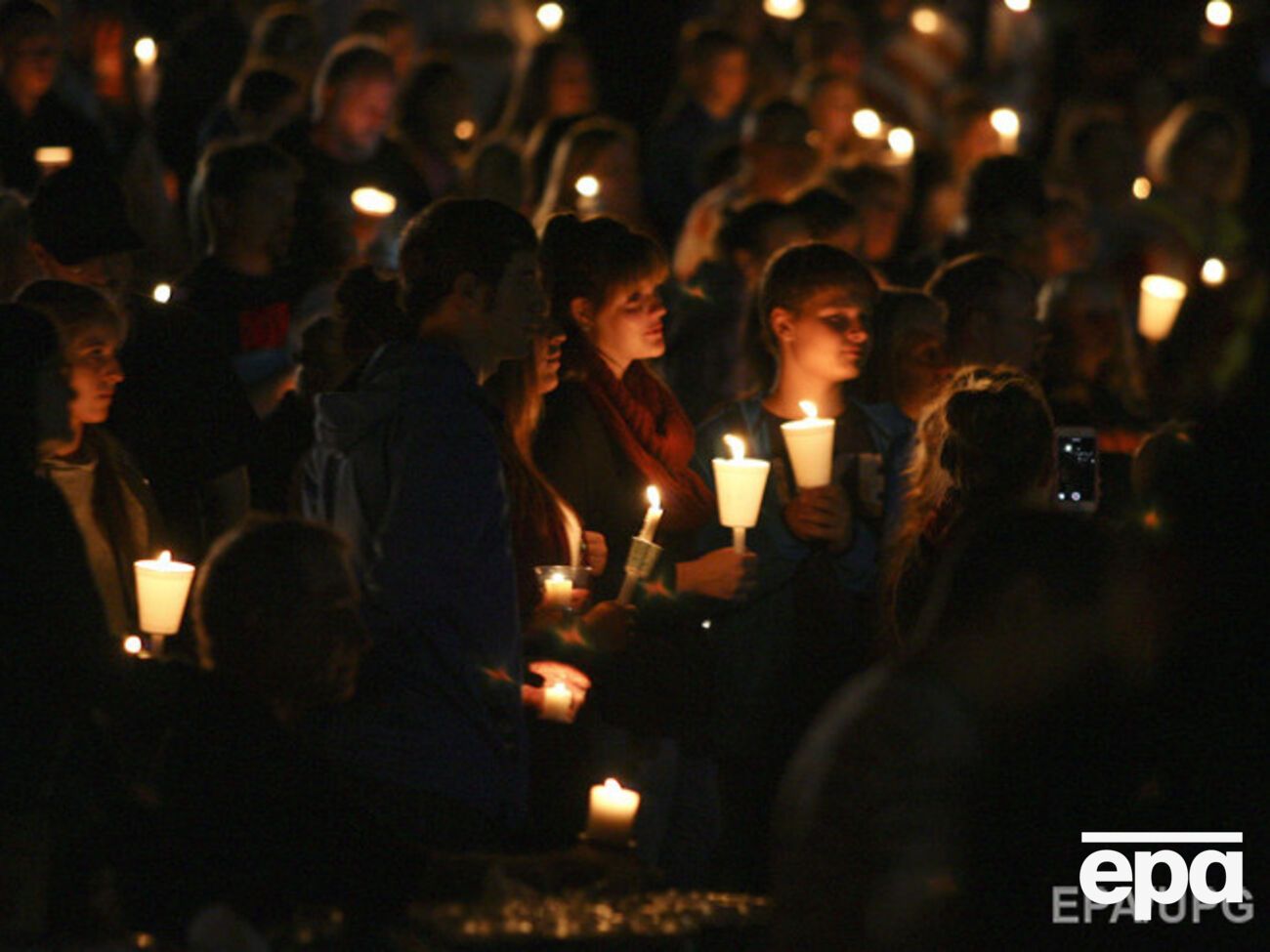 Вечером 1 октября в орегонском колледже Ампква поминали девятерых погибших от рук стрелка