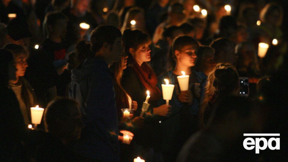 Вечером 1 октября в орегонском колледже Ампква поминали девятерых погибших от рук стрелка