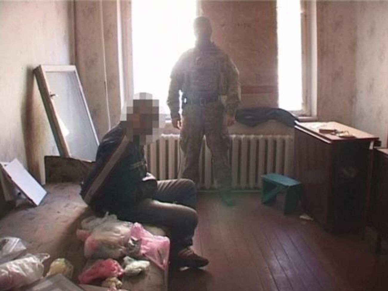 При обыске жилища террориста правоохранители изъяли две гранаты, средства связи и символику так называемой "Новороссии".