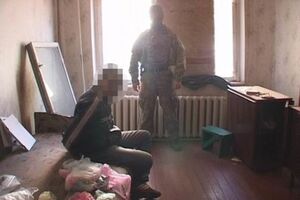 При обыске жилища террориста правоохранители изъяли две гранаты, средства связи и символику так называемой "Новороссии".