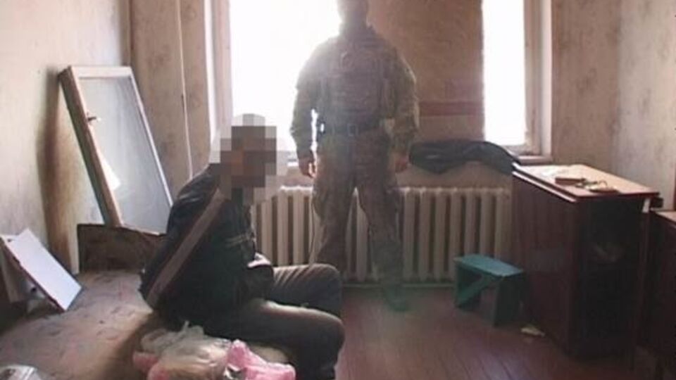 При обыске жилища террориста правоохранители изъяли две гранаты, средства связи и символику так называемой "Новороссии".