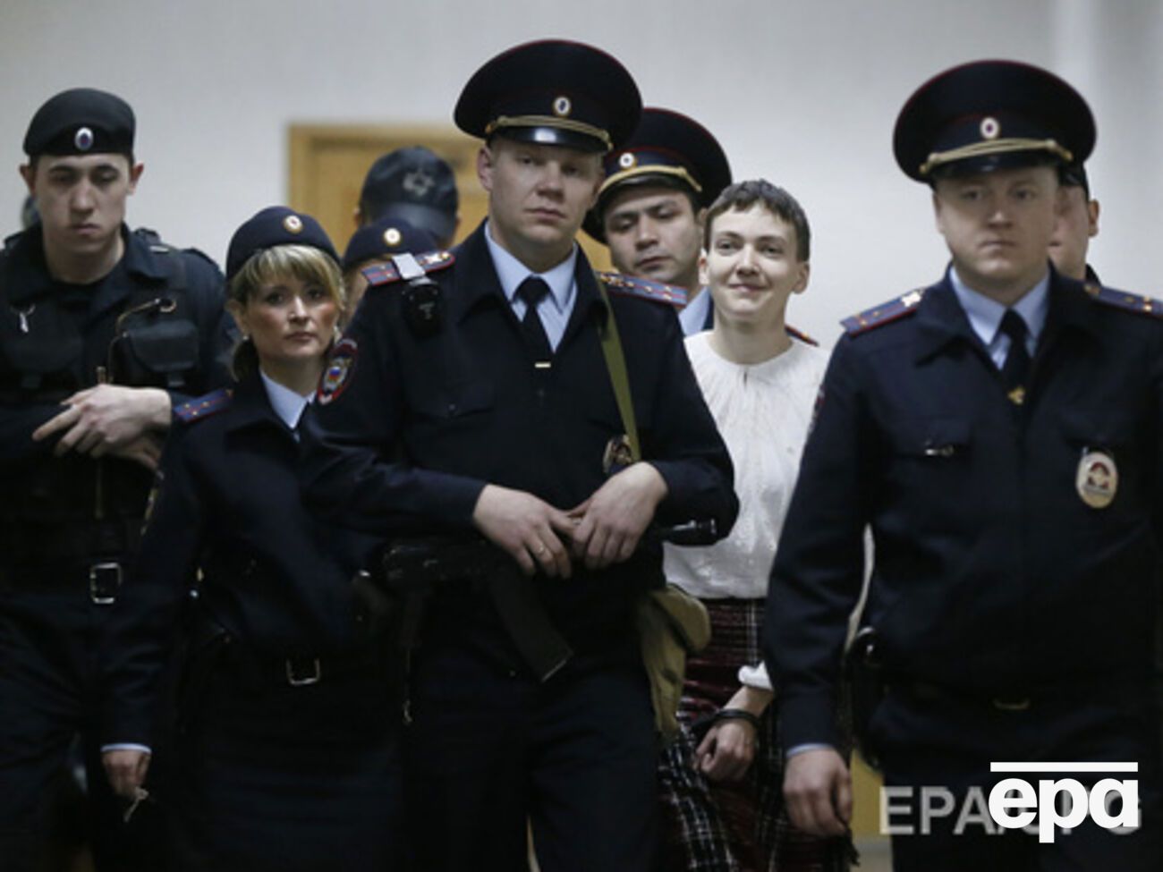 То, что в Украине Савченко уже стала символом, только повышает ее ценность как разменной монеты для Москвы, пишут в WSJ