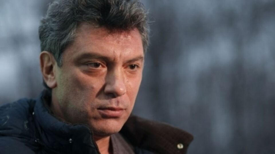 Когда мне предложили сделать памятник, просили придумать что-то необычное. И я придумал фрагмент Большого Москворецкого моста с пятью пулями, которые были выпущены в Бориса, и как бы ответил на эту тему.