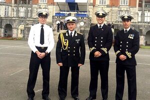 Украинские дипломаты в Великобритании выложили в Facebook фото с выпускной церемонии украинских курсантов