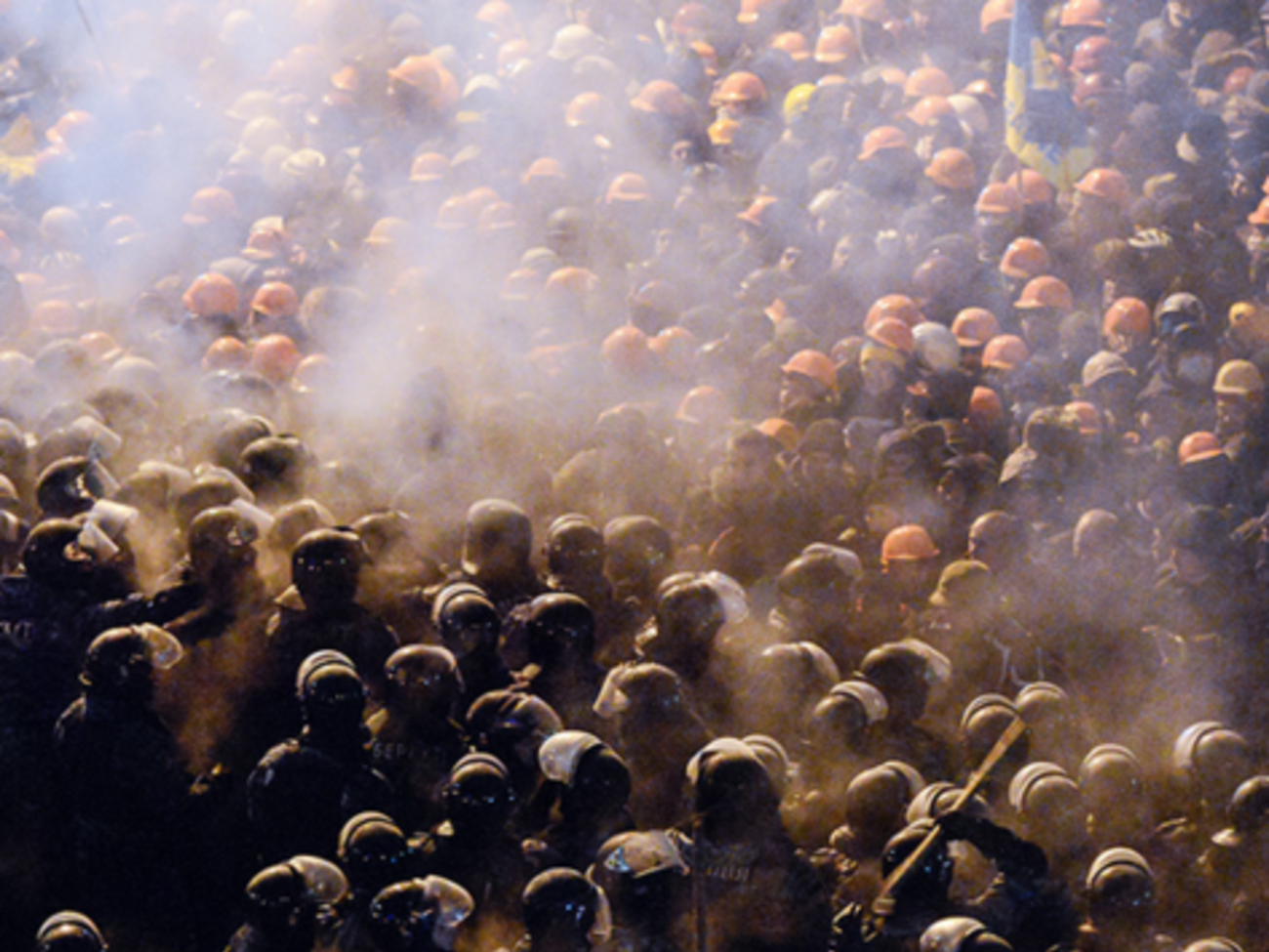 Столкновение активистов с силовиками на улице Институтской