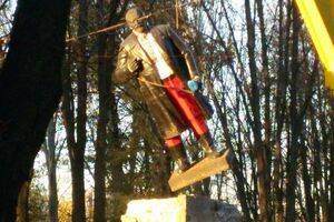 Ленина отправили на хранение коммунальщикам