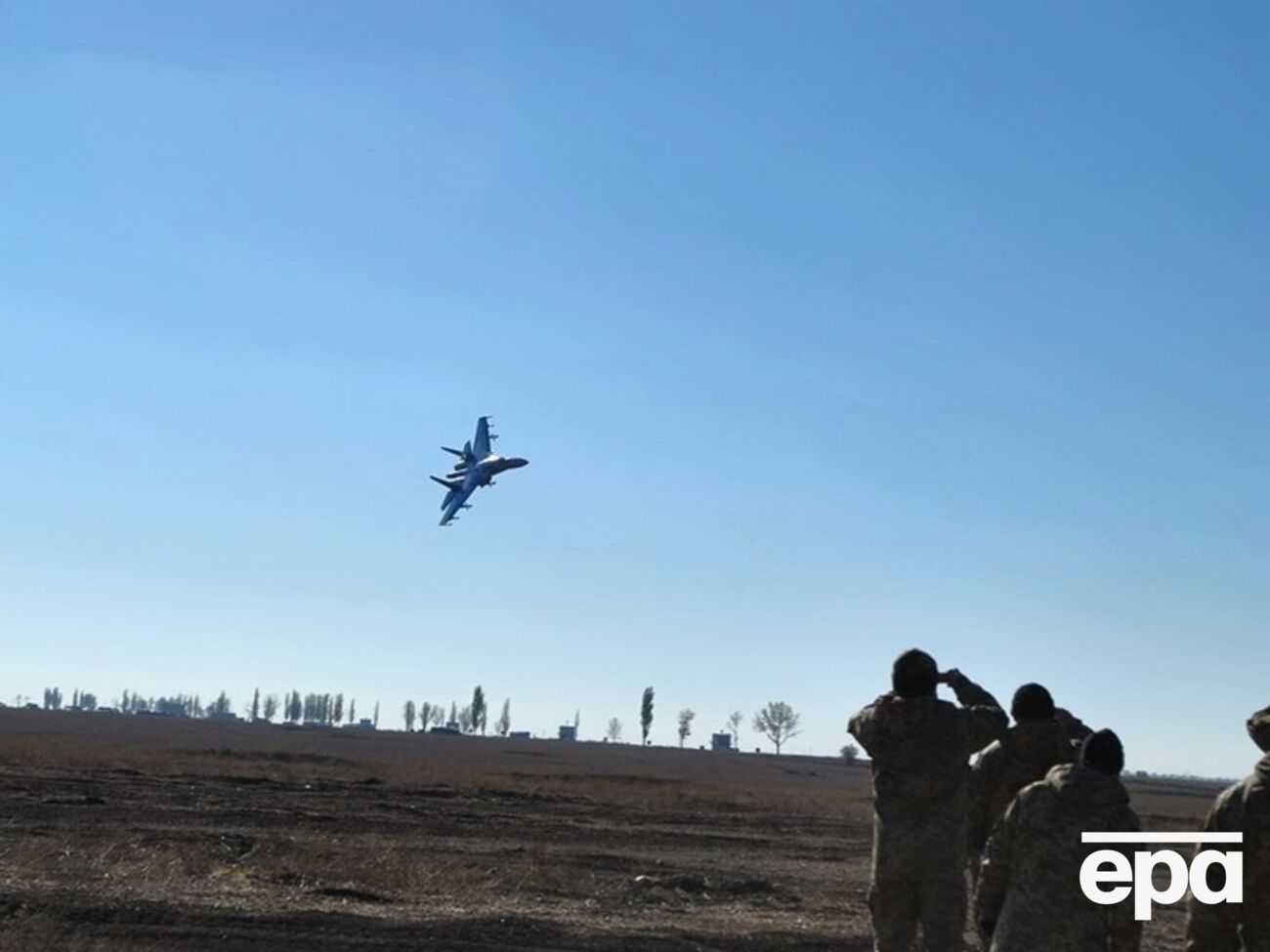 Экипажи самолетов Су-27, Су-25 и вертолетов Ми-24 имитировали атаку на предельно малых высотах