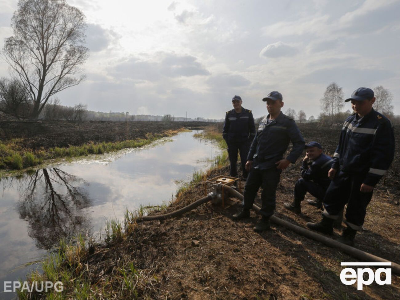 Спасатели продолжают тушить тлеющие торфяники