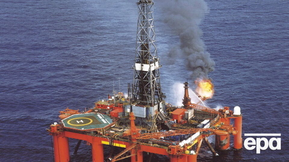 Нефть незначительно подешевела