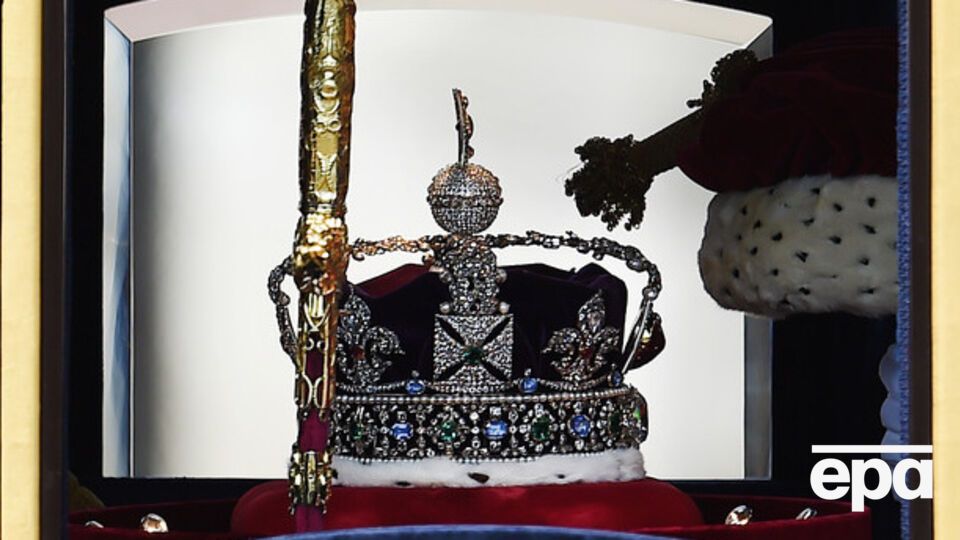 Сейчас "Кохинур" украшает корону Елизаветы II