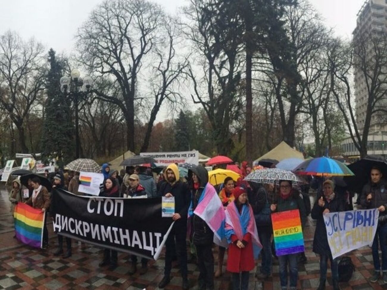 Под зданием парламента проходит митинг в поддержку "безвизового пакета" законопроектов