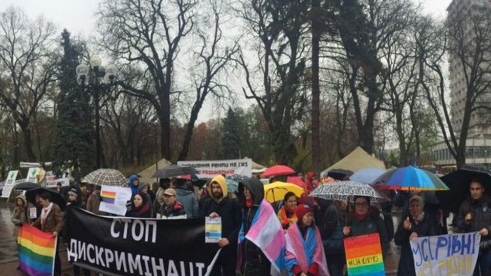 Под зданием парламента проходит митинг в поддержку "безвизового пакета" законопроектов