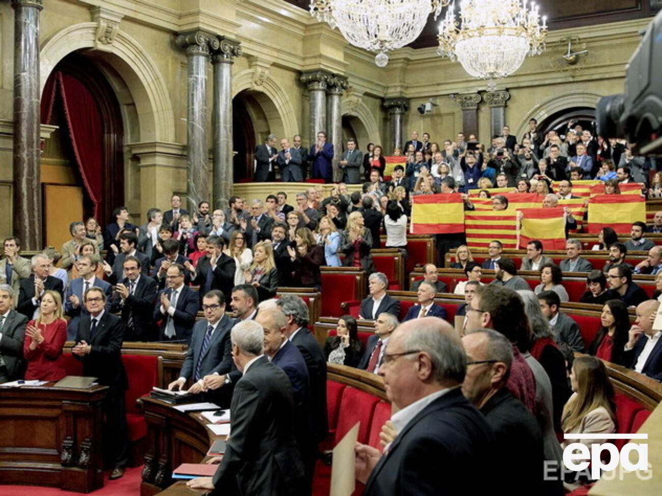 Протест Народной партии Каталонии во время голосования за резолюцию