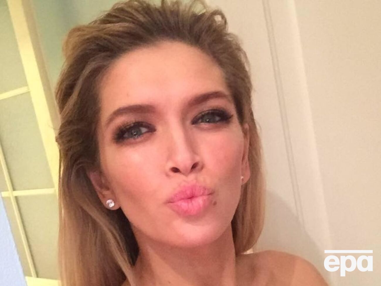 Брежнева лежа позировала перед камерой