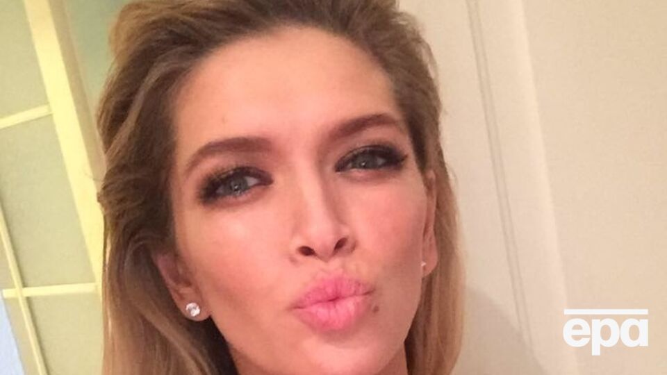 Брежнева лежа позировала перед камерой