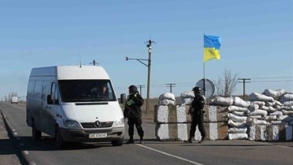 По словам Жебривского, боевики усилили обстрелы контрольных пунктов