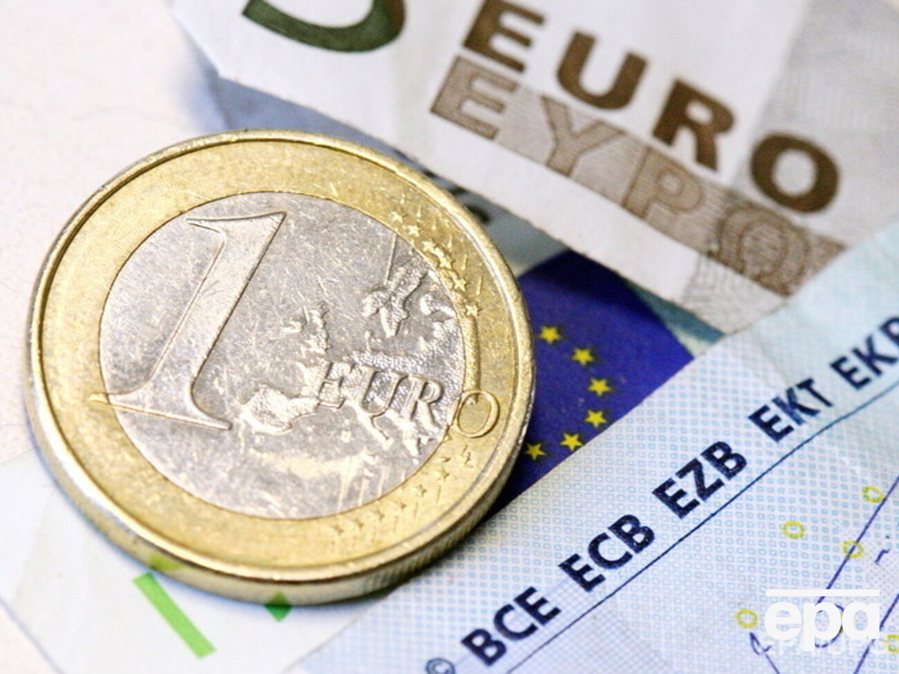 Нацбанк укрепил курс гривны к евро