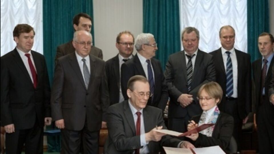 В "Газпромбанке" утверждают, что Reuters исказило слова главы правления о родстве Тихоновой (сидит справа) и Путина