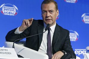Медведев заявил, что повышать пенсионный возраст рано или поздно придется