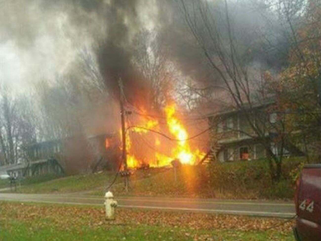 В результате падения самолета произошел взрыв и возник пожар