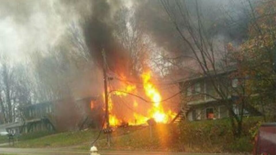 В результате падения самолета произошел взрыв и возник пожар