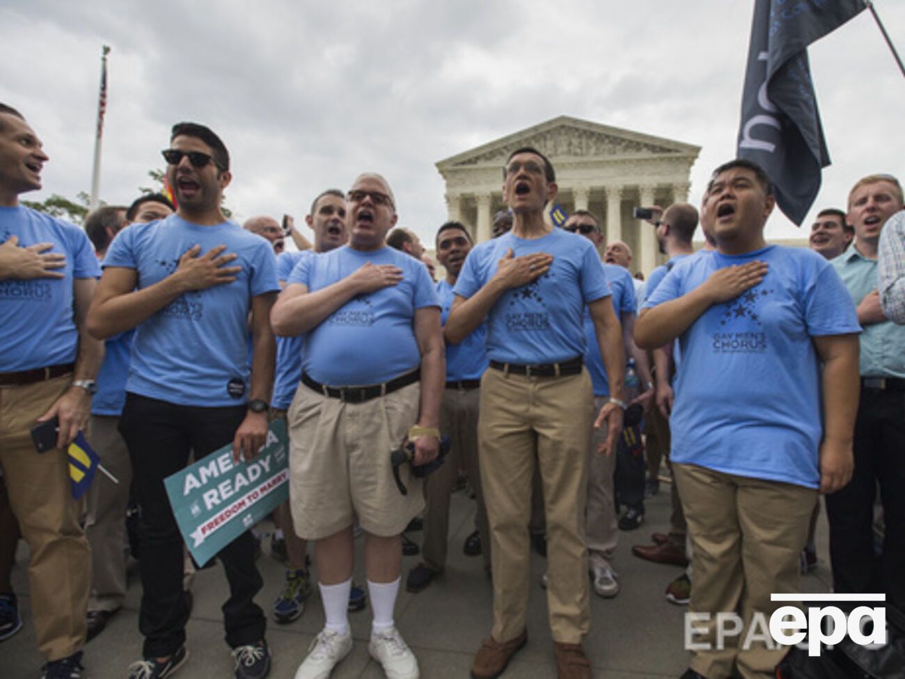 Сторонники гей-браков перед зданием Верховного суда страны после оглашения июньского вердикта